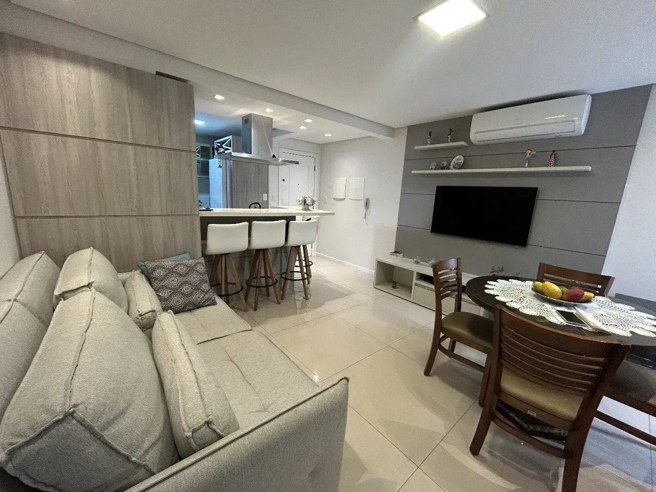 Apartamento semimobiliado, 3 dormitórios, sacada e vaga de garagem, Estreito, Florianópolis Imagem do pronto para morar Apartamento semimobiliado, 3 dormitórios, sacada e vaga de garagem em Estreito, Florianópolis — imóvel na planta em Florianópolis