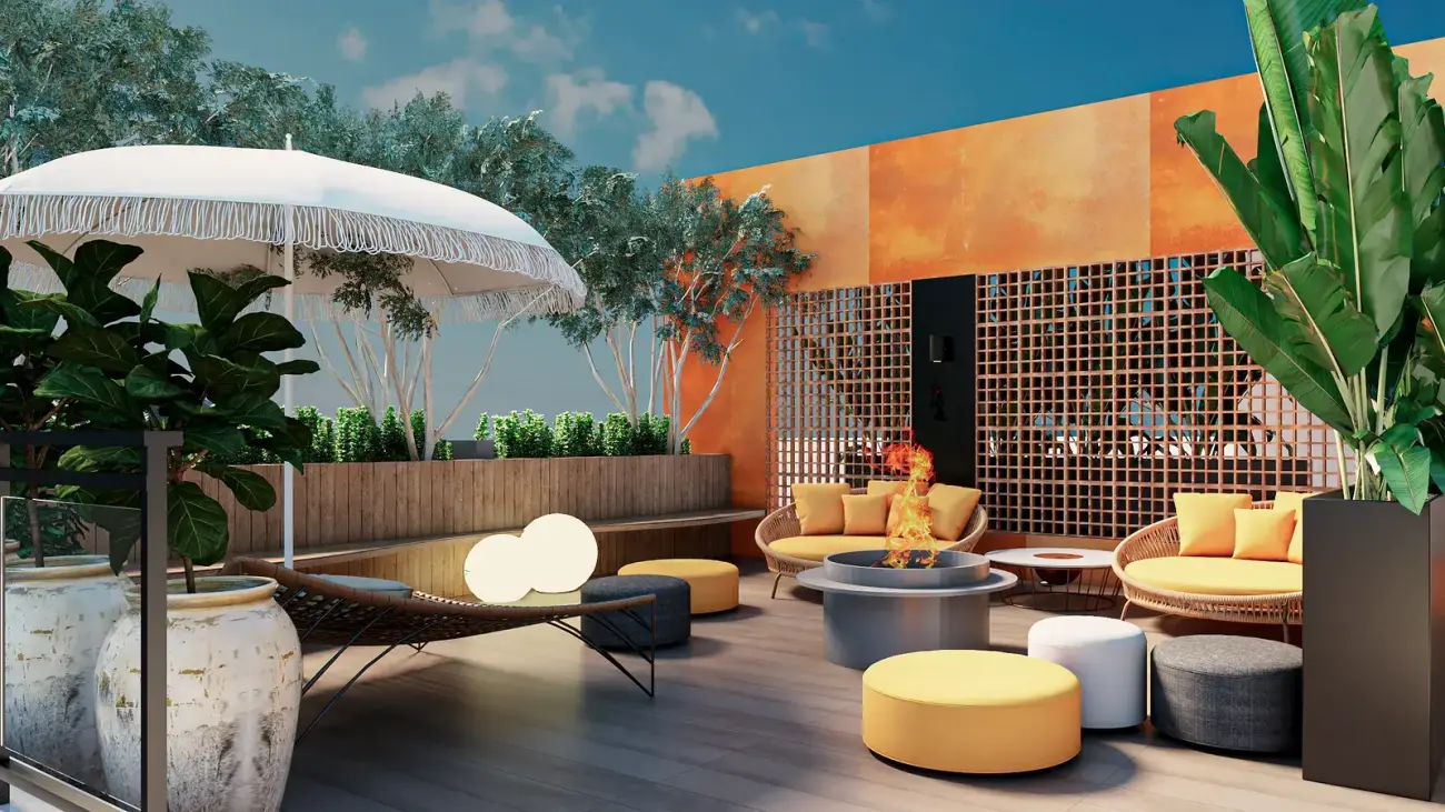 Terraço de lazer com sofás laranja e cinza, fogueira central, guarda-sol e parede laranja texturizada com treliça de madeira — Du Centre em Ingleses, Florianópolis
