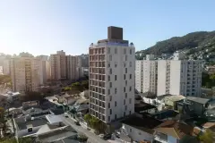 Vista aérea lateral do edifício Easy Studios no centro de Florianópolis com bairros e serras ao fundo — Easy Studios em Centro, Florianópolis