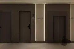 Corredor de andar com portas de apartamentos iluminadas por luz indireta e sinalização 101-105 — Easy Studios em Centro, Florianópolis