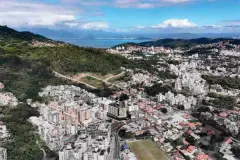Foto aérea do Córrego Grande com vista para o Morro do Antão, Baía Sul de Florianópolis e bairros ao redor — Essência Carlessi em Córrego Grande, Florianópolis