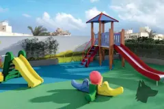 Perspectiva do playground ao ar livre do Essência Carlessi com escorregadores coloridos e estrutura de madeira — Essência Carlessi em Córrego Grande, Florianópolis