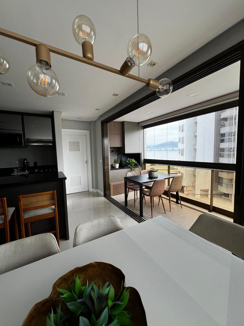 Apartamento semimobiliado no Estreito