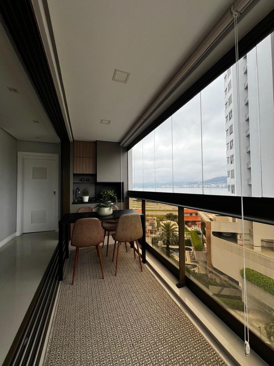 Apartamento semimobiliado no Estreito