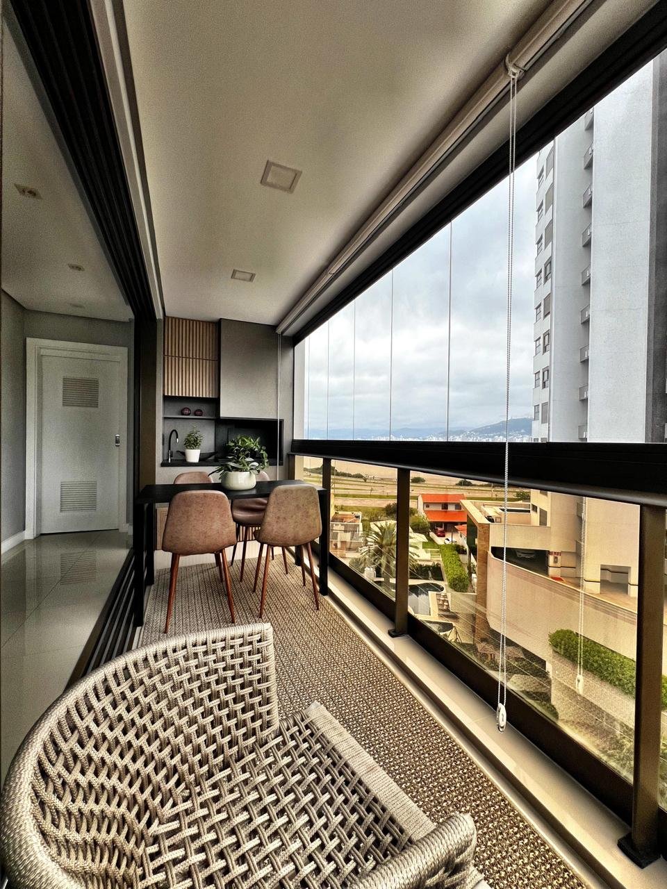Apartamento semimobiliado no Estreito