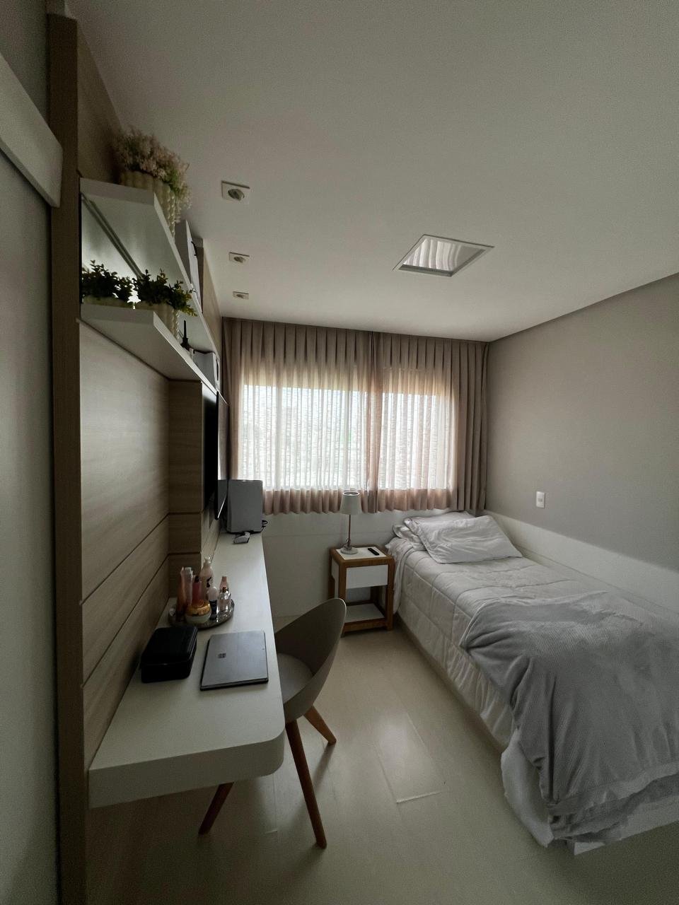 Apartamento semimobiliado no Estreito