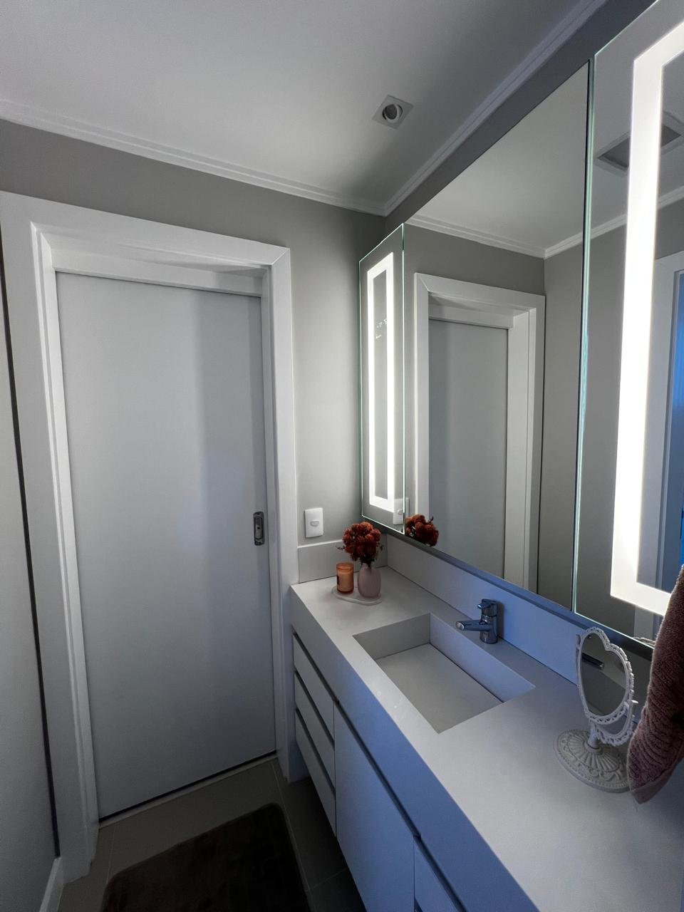 Apartamento semimobiliado no Estreito