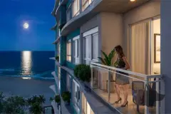Perspectiva noturna da varanda com vista panorâmica para a praia de Ingleses e reflexo da lua cheia no mar — Gaivotas 4 em Ingleses, Florianópolis