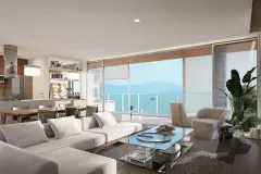 Sala de estar integrada à cozinha com sofá branco, mesa de jantar em madeira e ampla vista para o mar — Galleria 50 em Jurerê, Florianópolis