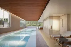 Piscina interna coberta com teto em ripas de madeira, espreguiçadeiras e janelas para o jardim — Galleria 50 em Jurerê, Florianópolis