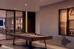 Salão de jogos com mesa de sinuca e rack para tacos, sala de reuniões ao fundo separada por divisória de vidro — Gran Malltech Business by Housi em Vargem Grande, Florianópolis