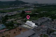 Vista aérea mostrando localização do empreendimento Torre A Studio em Vargem Grande com marcador rosa no mapa — Gran Malltech Business by Housi em Vargem Grande, Florianópolis