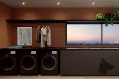 Lavanderia compartilhada com três máquinas de lavar, bancada escura, varal de roupas e janela com vista para o pôr do sol — Gran Malltech Business by Housi em Vargem Grande, Florianópolis