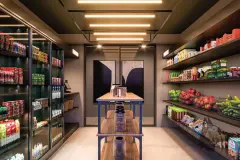 Mini mercado interno com prateleiras abastecidas, geladeiras de bebidas e balcão central — Gran Malltech Residence em Vargem Grande, Florianópolis
