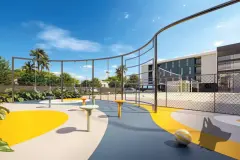 Playground externo com piso emborrachado amarelo e cinza, balanços e quadra ao fundo — Gran Malltech Residence em Vargem Grande, Florianópolis