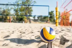 Quadra de areia com bola de vôlei e rede em foco — Gran Malltech Residence em Vargem Grande, Florianópolis