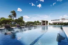 Área da piscina com espreguiçadeiras escuras, guarda-sol, palmeiras e pergolado ao fundo — Gran Malltech Residence em Vargem Grande, Florianópolis