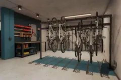 Bicicletário com suportes verticais para bicicletas e bancada de ferramentas — HUB Beira Mar em Saco dos Limões, Florianópolis