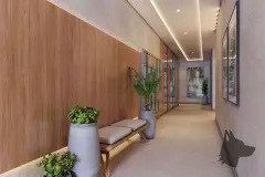 Hall social com parede amadeirada, banco, vasos de plantas e corredor com iluminação LED embutida — HUB Beira Mar em Saco dos Limões, Florianópolis