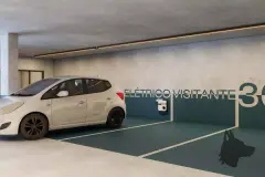 Vaga de garagem para veículo elétrico com ponto de recarga e sinalização no piso — HUB Beira Mar em Saco dos Limões, Florianópolis