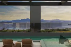 Piscina no rooftop com espreguiçadeiras e vista panorâmica para o mar e montanhas — HUB Beira Mar em Saco dos Limões, Florianópolis