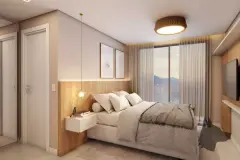 Dormitório com cama de casal, painel amadeirado, cortinas sheer e TV com vista para montanhas ao entardecer — HUB Beira Mar em Saco dos Limões, Florianópolis