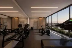 Academia com aparelhos de musculação, bicicleta ergométrica, espelhos e janela panorâmica ao entardecer — Icone Residence em Ingleses, Florianópolis