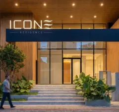 Entrada principal do edifício iluminada com letreiro Icone Residence, escadaria e vegetação tropical — Icone Residence em Ingleses, Florianópolis