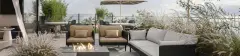 Render do rooftop com área de estar externa, sofás, mesa de fogo e jardim com gramíneas e bambus — Imob Canas em Canasvieiras, Florianópolis