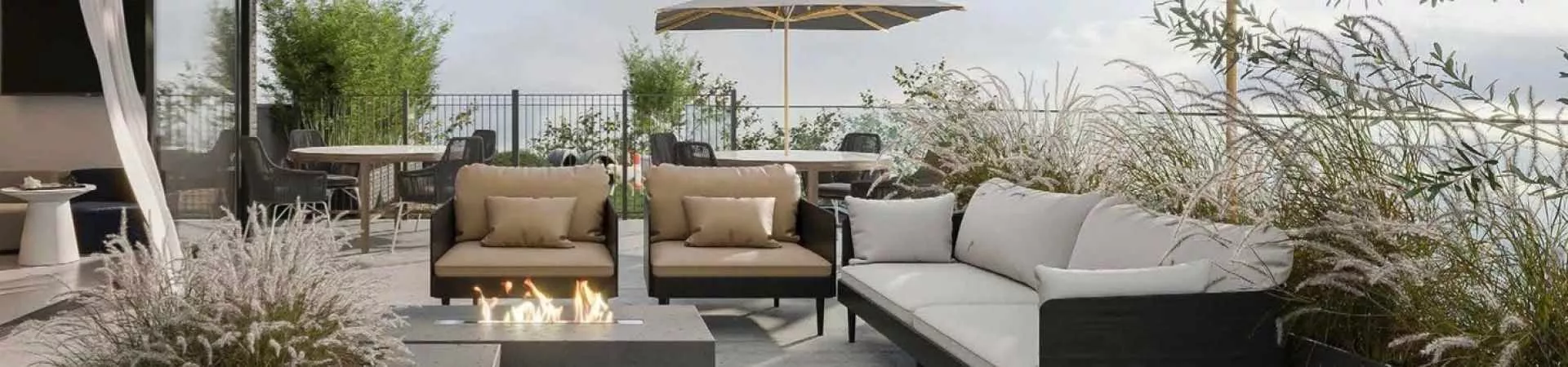 Render do rooftop com área de estar externa, sofás, mesa de fogo e jardim com gramíneas e bambus — Imob Canas em Canasvieiras, Florianópolis