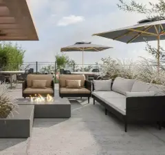 Render do rooftop com sofás, mesa de fogo e guarda-sol, ângulo lateral — Imob Canas em Canasvieiras, Florianópolis