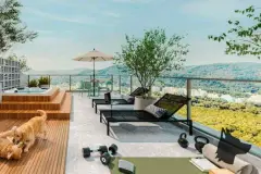 Rooftop com piscina, espreguiçadeiras, guarda-sol, equipamentos de academia ao ar livre e vista para mata e montanhas — Imob Trindade On em Trindade, Florianópolis
