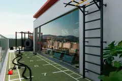 Área de crossfit externa com corda naval, pneu de trator, escada de madeira e academia visível pelo vidro ao fundo — Imob Trindade On em Trindade, Florianópolis