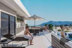 Terraço de cobertura com jacuzzi embutido, espreguiçadeiras, mesa de jantar, guarda-sol e vista panorâmica para montanhas — Imperial Residence em Campeche, Florianópolis