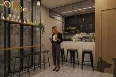 Coffee Room com balcão em mármore, banquetas pretas, prateleiras com xícaras e letreiro Coffee Room iluminado — Imperial Residence em Campeche, Florianópolis