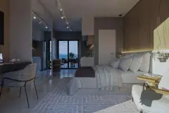 Studio com cama de casal, escrivaninha, cozinha integrada ao fundo e varanda com luz natural e vista para a cidade — Imperial Residence em Campeche, Florianópolis