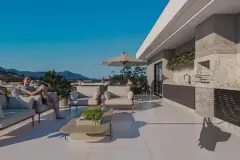 Terraço de cobertura com sofá de jardim, mesa de centro, churrasqueira em mármore e vista para montanhas e cidade — Imperial Residence em Campeche, Florianópolis
