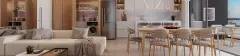 Sala de estar integrada à cozinha e lavanderia, sofá bege, mesa oval de madeira com cadeiras, armários em madeira e branco e varanda ao fundo com vista para o mar — In Haus Afonso Pena em Canto, Florianópolis