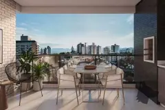 Varanda gourmet com mesa de jantar, cadeiras de corda, churrasqueira de pastilhas escuras e vista panorâmica para o centro de Florianópolis e a Baía Norte — In Haus Afonso Pena em Canto, Florianópolis