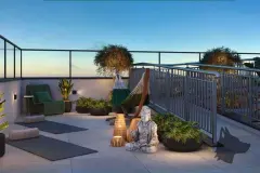 Terraço zen ao entardecer com rede, tapete de yoga, estátua de Buda, poltrona verde e plantas — In Haus Afonso Pena em Canto, Florianópolis