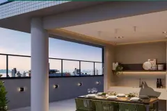 Varanda gourmet ao entardecer com mesa posta, churrasqueira e vista panorâmica para a cidade e Baía Norte — In Haus Afonso Pena em Canto, Florianópolis