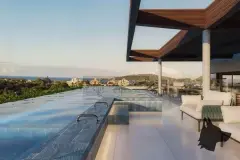 Piscina infinita no rooftop sob pergolado de madeira, sofás e vista panorâmica para o bairro e o mar — Infinite Campeche em Campeche, Florianópolis