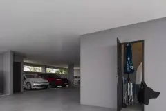 Garagem com vagas de estacionamento e armário de guarda-volumes aberto com itens de praia — Infinite Campeche em Campeche, Florianópolis