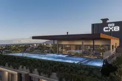 Rooftop ao entardecer com piscina infinita iluminada, pergolado de madeira e logotipo CX8 aceso na parede — Infinite Campeche em Campeche, Florianópolis