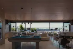Salão de games amplo com mesa de sinuca, mesa de poker, lareira e bar, ângulo mais aberto — Infinite Campeche em Campeche, Florianópolis