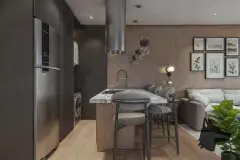 Terraço gourmet com sofás brancos, mesa de centro, plantas tropicais, lareira suspensa e vista para o morro — Infinite Campeche em Campeche, Florianópolis