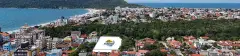 Vista aérea panorâmica do bairro Ingleses com praia e mar ao fundo, logo do empreendimento marcando o terreno — Infinity Residence em Ingleses, Florianópolis