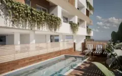 Perspectiva da piscina com deck de madeira, espreguiçadeiras listradas e fachada do edifício ao fundo — Infinity Residence em Ingleses, Florianópolis