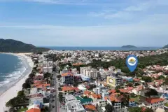 Vista aérea de Ingleses com marcador de localização, praia e mar ao fundo e morros verdes — Infinity Residence em Ingleses, Florianópolis