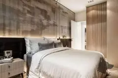 Quarto com cabeceira estofada, painel de arte abstrata, armário embutido e iluminação indireta — Infinity Residence em Ingleses, Florianópolis